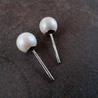 Luna White Akoya Pearl (6mm) with 18K WG-plated Sterling Silver Ear Studs 白月華凝露耳釘