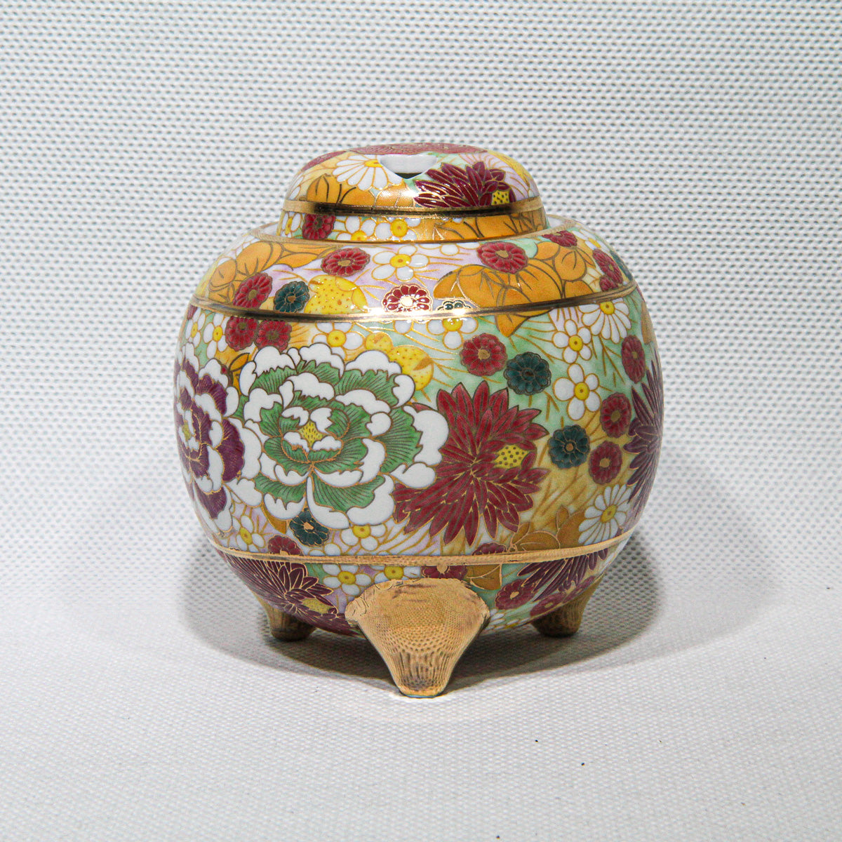 Kutani-Ware Kōro Garden Eternally in Bloom (Round) (Small)