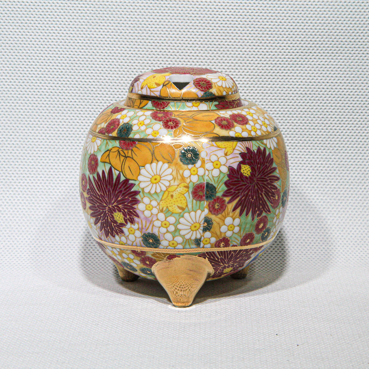 Kutani-Ware Kōro Garden Eternally in Bloom (Round) (Small)