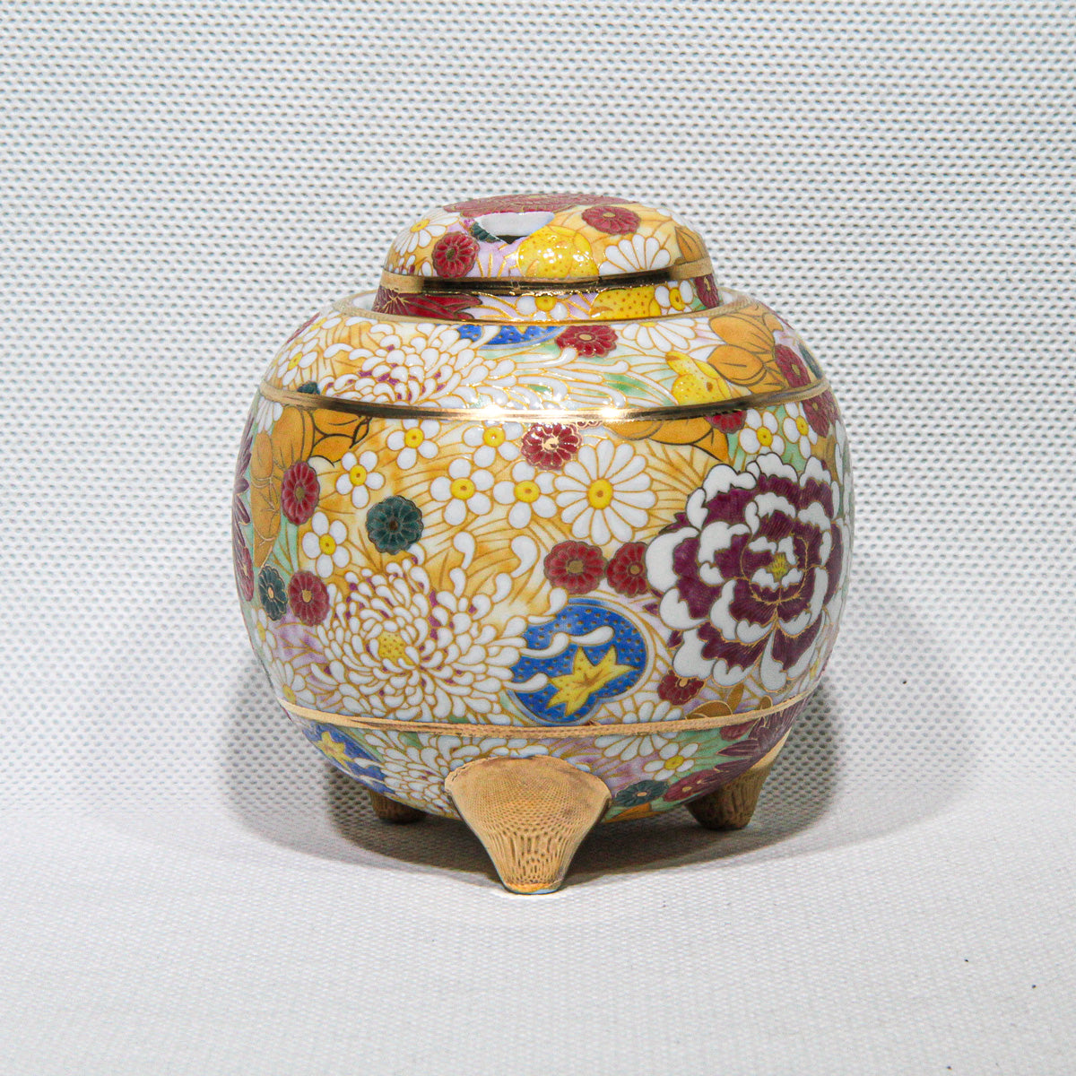 Kutani-Ware Kōro Garden Eternally in Bloom (Round) (Small)