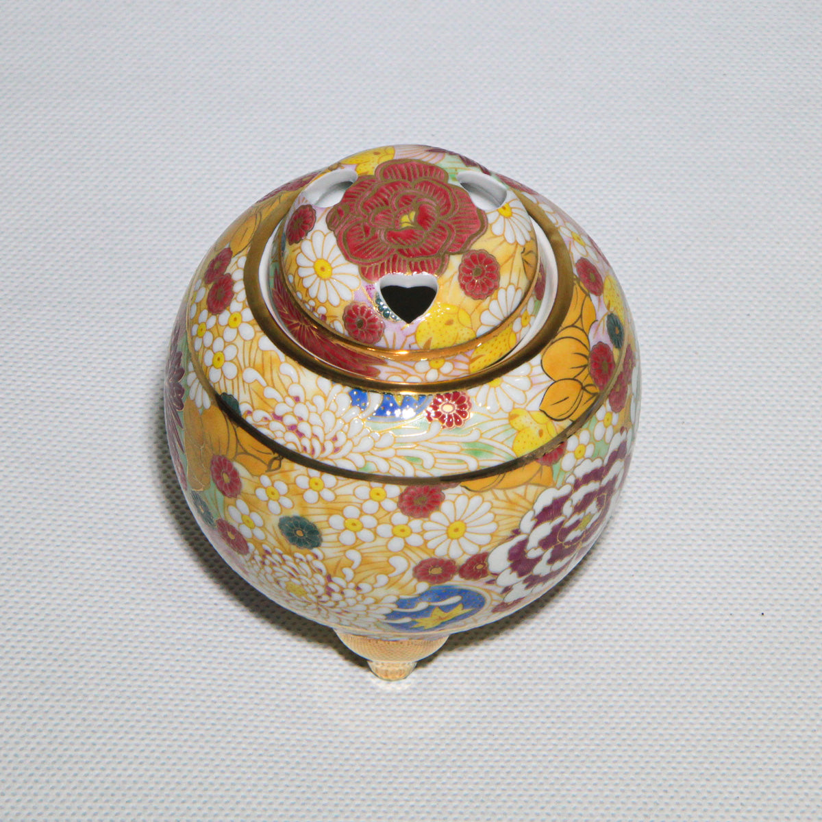 Kutani-Ware Kōro Garden Eternally in Bloom (Round) (Small)